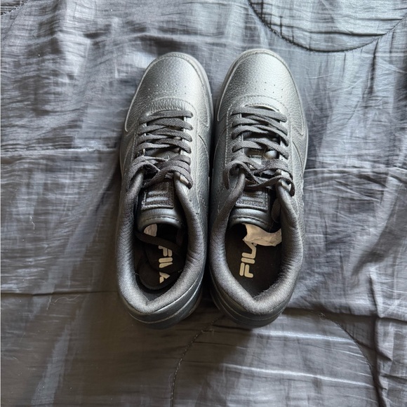 NEW Fila Black Low-top Sneakers - Picture 4 of 6